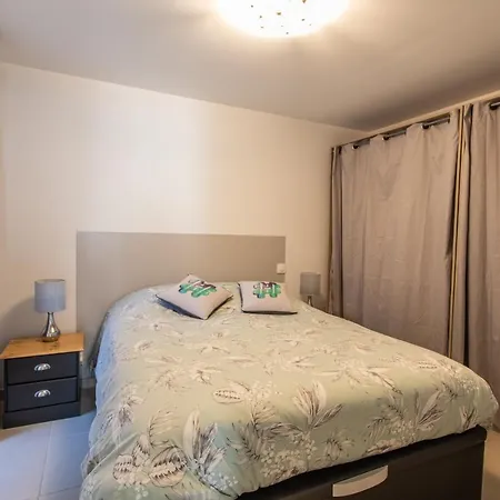 L'écureuil dans La vieille maison centre ville d'Embrun Esterno foto