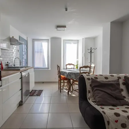 L'écureuil dans La vieille maison centre ville d'Embrun Esterno foto
