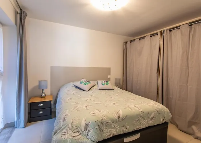 L\'Ecureuil Dans La Vieille Maison Centre Ville D\'Embrun