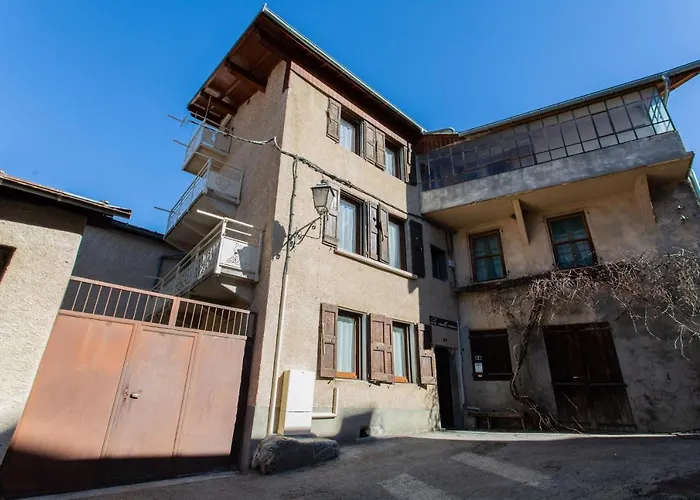 L\'Ecureuil Dans La Vieille Maison Centre Ville D\'Embrun